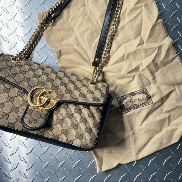 Gucci Marmont Flap Bag in Black - Picture 2 of 11